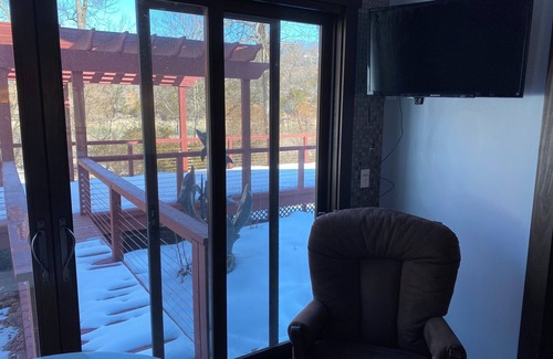 Fayetteville Casa | Charming 2-bedroom Lakehouse. Large deck and great views.
