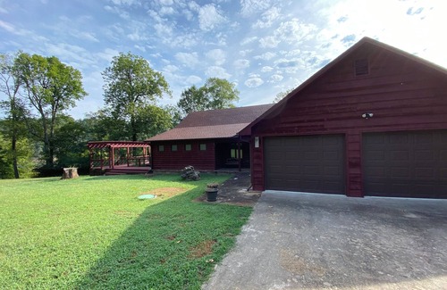 Fayetteville Casa | Charming 2-bedroom Lakehouse. Large deck and great views.
