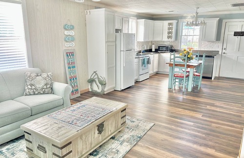 Guntersville Cabaña | Charming 2-bedroom cottage, sleeps 2-4, with WiFi & AC in adorable Guntersville