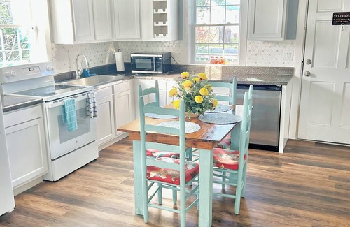Guntersville Cabaña | Charming 2-bedroom cottage, sleeps 2-4, with WiFi & AC in adorable Guntersville