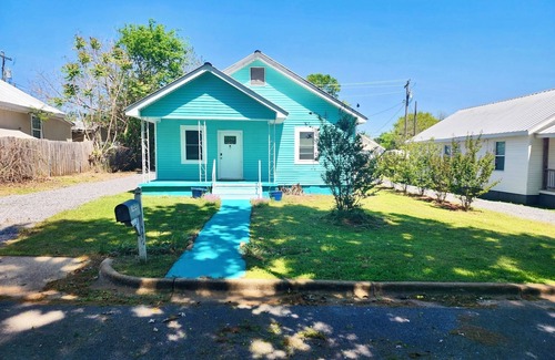 Guntersville Cabaña | Charming 2-bedroom cottage, sleeps 2-4, with WiFi & AC in adorable Guntersville