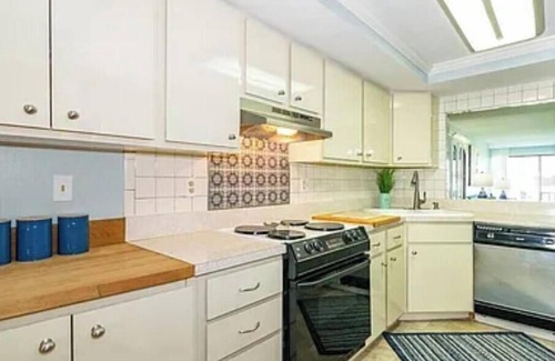 Holmes Beach Condominio | Charming 2-bedroom condo in brilliant Holmes Beach with AC