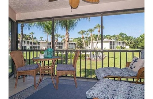 Holmes Beach Condominio | Charming 2-bedroom condo in brilliant Holmes Beach with AC