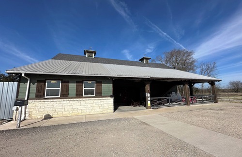 Honey Grove Apartamento | Charming 2-bedroom apt in lovely Honey Grove TX. Minutes from Boi D'Arc Lake!