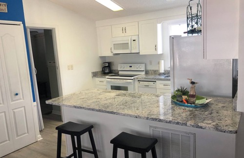 Hutchinson Island South Casa | Charming 2-bedroom house near beach and community pool in Jensen Beach
