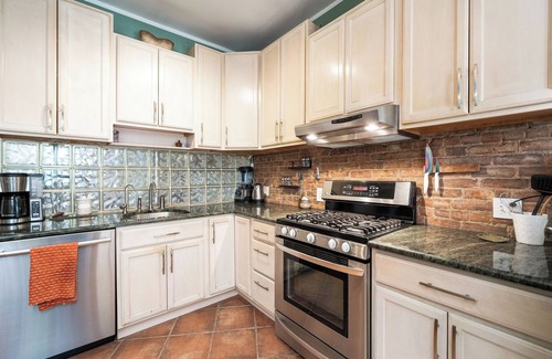 West Side Apartamento | Charming 2-bedroom apartment with Outdoor Space, WiFi, AC in vibrant Jersey City