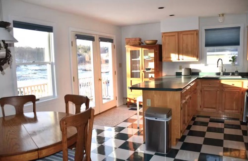 Lincolnville Apartamento | Charming 2-bedroom apartment - just steps from Lincolnville Beach!