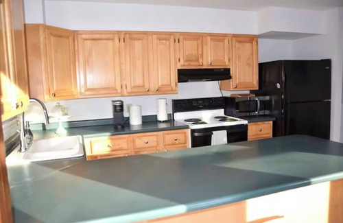 Lincolnville Apartamento | Charming 2-bedroom apartment - just steps from Lincolnville Beach!