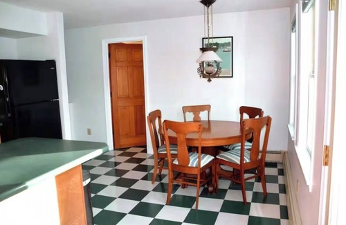 Lincolnville Apartamento | Charming 2-bedroom apartment - just steps from Lincolnville Beach!