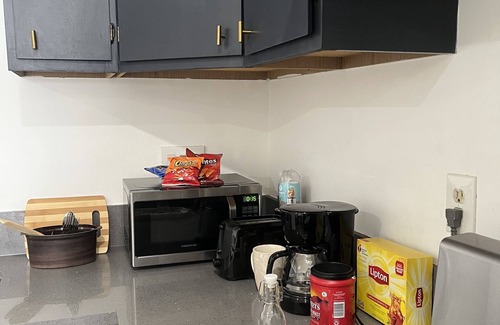 Palms Casa | Charming 2-Bedroom Guesthouse, Private, fully fenced Backyard, near Culver City!
