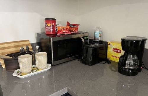 Palms Casa | Charming 2-Bedroom Guesthouse, Private, fully fenced Backyard, near Culver City!