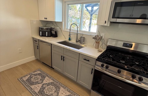 Reseda Casa | Charming 2-bedroom house with WiFi, AC in brilliant Los Angeles