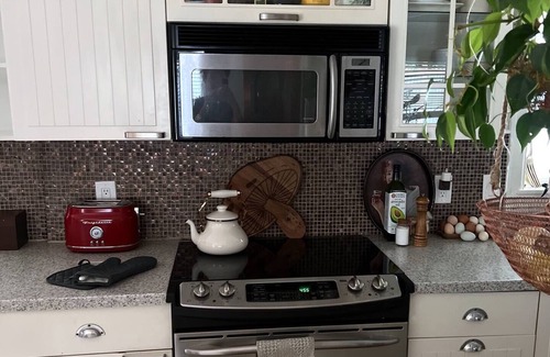 Hobart Cabaña | Charming 2-Bedroom River Cottage With Cedar River Trail Access in Maple Valley