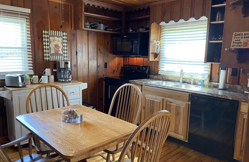 Mount Vernon Casa | Charming 2 bedroom cabin on private pond!