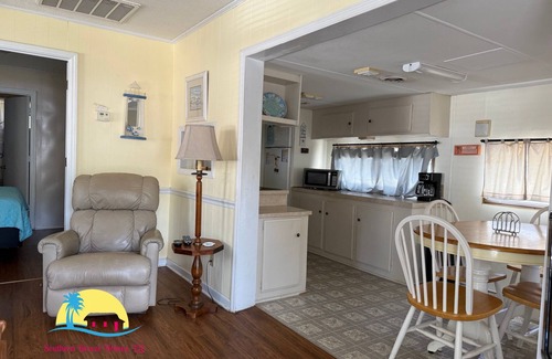 Myrtle Beach Cabaña | Charming 2-bedroom cottage with AC, WiFi in delightful Ocean Lakes