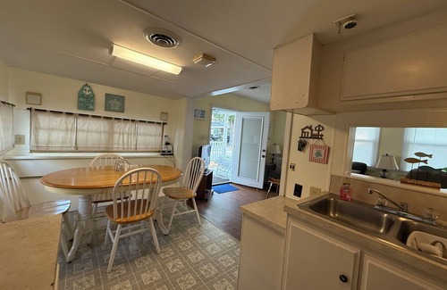 Myrtle Beach Cabaña | Charming 2-bedroom cottage with AC, WiFi in delightful Ocean Lakes