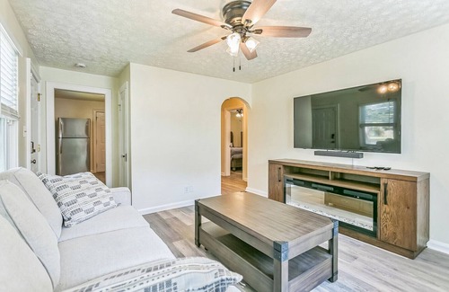 Newport News Casa | Charming 2-bedroom house in delightful Newport News with WiFi, AC Near Hospitals