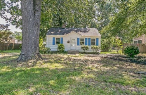 Newport News Casa | Charming 2-bedroom house in delightful Newport News with WiFi, AC Near Hospitals