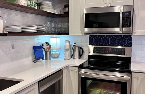 Tobin Hill Cabaña | Charming 2-bedroom cottage downtown & walk to Trinity