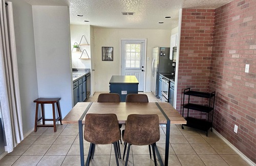 West San Antonio Casa | Charming 2-bedroom house in San Antonio close to Lackland AFB & Hospitals