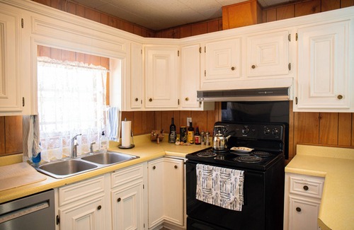 Bexar County Casa | Charming 2-bedroom Country Cottage beautifully situated on 16 acres.