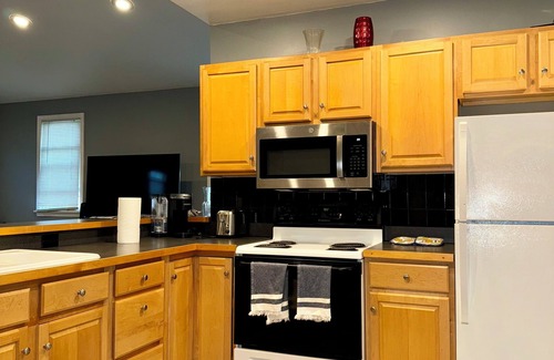 Seneca Falls Apartamento | Charming 2-bedroom apartment with WiFi, AC in fabulous Seneca Falls