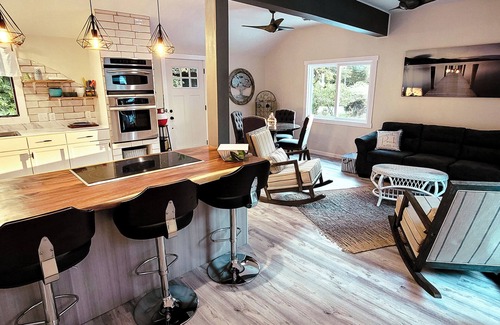 Ferrysburg Cabaña | Charming 2-bedroom cottage with WiFi, AC in Spring Lake