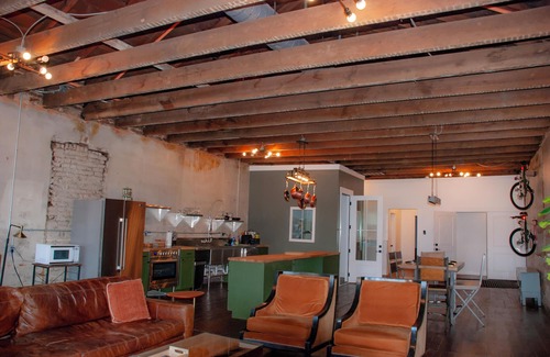 Statesville Apartamento | Charming 2-bedroom apartment in delightful Downtown Statesville with WiFi, AC.