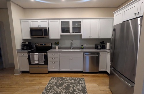 Stockbridge Apartamento | Charming 2-bedroom apartment in downtown Stockbridge with AC, WiFi