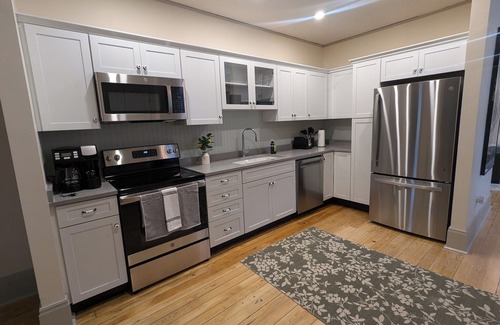 Stockbridge Apartamento | Charming 2-bedroom apartment in downtown Stockbridge with AC, WiFi