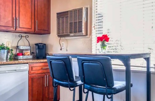 Walnut Creek Casa | Charming 2-bedroom house in Downtown Walnut Creek with WiFi and AC