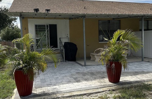 Ruskin Villa | Charming 2-bedroom villa with AC and WiFi in peaceful Ruskin