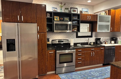 Woodmoor Apartamento | Charming 2-bedroom with King Size Beds; WIFI, Private Patio with table and grill