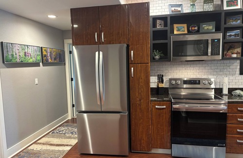 Woodmoor Apartamento | Charming 2-bedroom with King Size Beds; WIFI, Private Patio with table and grill
