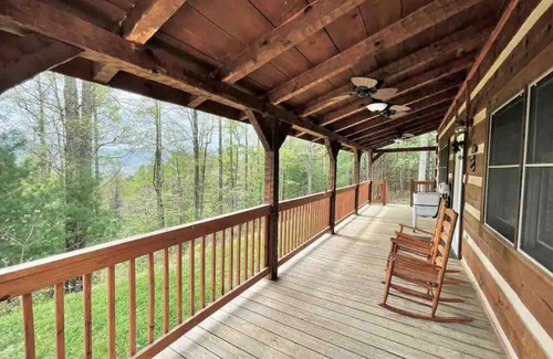 Del Rio Cabina | Charming 2 Bedroom with Loft Bedroom in the Beautiful Smokey Mountains!