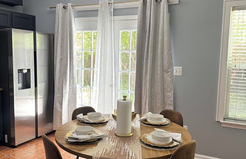 Brooklyn Casa | Charming 2 Bedrooms in Quiet Baltimore Townhome – All-Inclusive Perks!