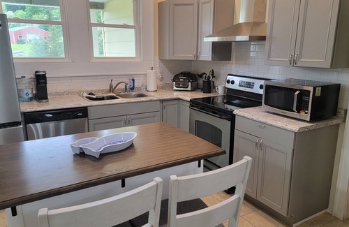Butler Cabaña | Charming 2 BR/2BA cottage in Butler--great covered porches, big fenced yard