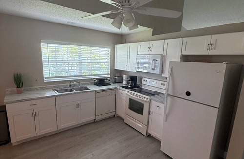 Greater Northdale Condominio | Charming 2 BR condo with golf course views in North Tampa area!