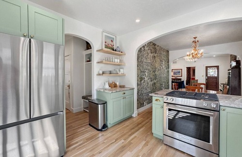 North End Cabina | Charming 2-BR, Near Hyde Park, Cozy Fire Bowl
