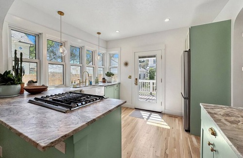 North End Cabina | Charming 2-BR, Near Hyde Park, Cozy Fire Bowl