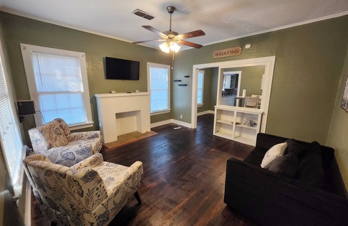 Caddo Heights-South Highlands Casa | Charming 2 BR retreat in Shreveport, minutes from Casinos, airport & attractions