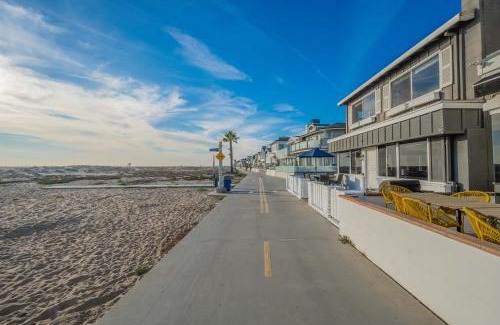 Balboa Peninsula Casa | Charming 2 Story and 4 Bedroom Home on the Boardwalk