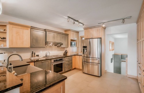 Plymouth Cabaña | Charming 2B/1BA with Medicine Lake views, lake access, Coffee Bar & fast WiFi