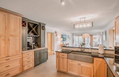 Plymouth Cabaña | Charming 2B/1BA with Medicine Lake views, lake access, Coffee Bar & fast WiFi