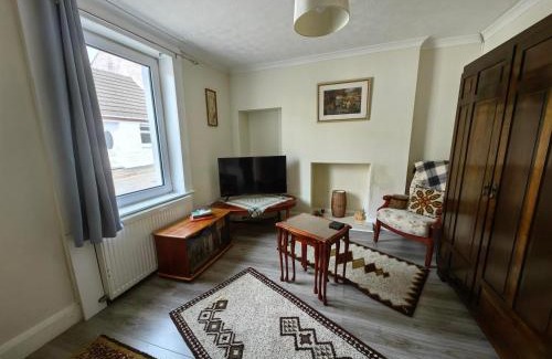 Stranraer Casa | Charming 2B Cottage in Stranraer: Vintage Escape