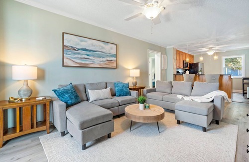 McCutcheon Field Condominio | Spacious Oceanfront 2BR/2BA w/ Private Balcony, Pool & Beach Access