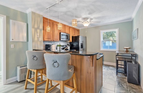 McCutcheon Field Condominio | Spacious Oceanfront 2BR/2BA w/ Private Balcony, Pool & Beach Access