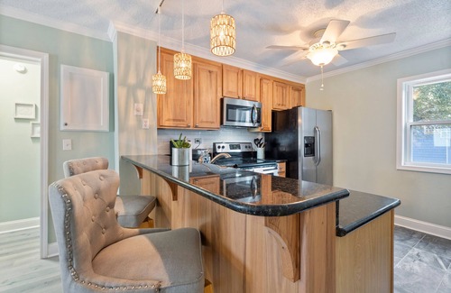 McCutcheon Field Condominio | Spacious Oceanfront 2BR/2BA w/ Private Balcony, Pool & Beach Access