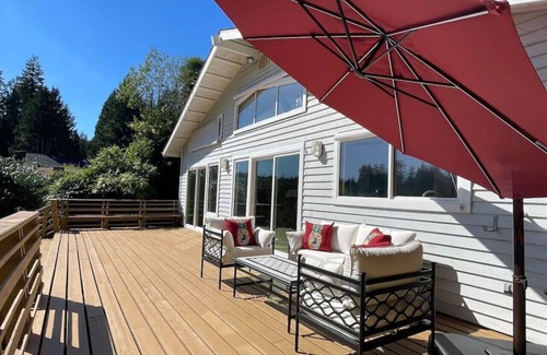 Maple Heights-Lake Desire Casa | Charming 2b2b with Lakefront View at Shady Lake