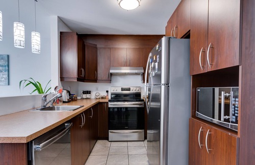 Longueuil Condominio | Charming 2BDR APT Close to DT MTL with FREE PARKING - All Inclusive Monthly Stay